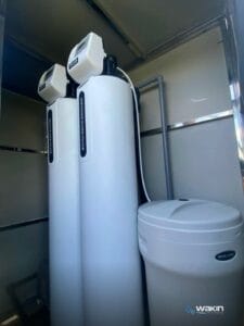 Hệ lọc tổng Clack với cột lọc và bồn muối trong tủ inox do Wakin lắp đặt