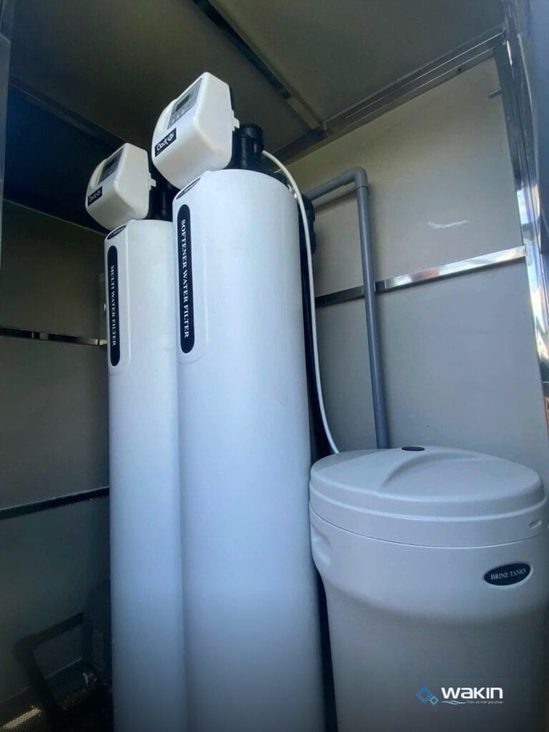 Hệ lọc tổng Clack với cột lọc và bồn muối trong tủ inox do Wakin lắp đặt