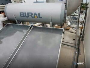 Máy nước nóng năng lượng mặt trời Bural tấm phẳng trên mái nhà do Wakin lắp đặt