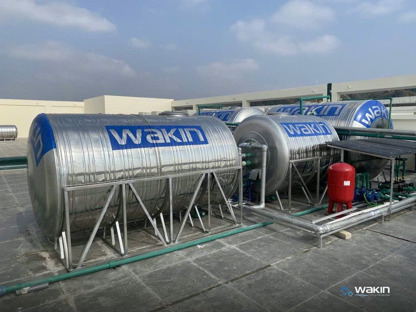 Bồn chứa và bơm nhiệt hệ nước nóng trung tâm trên mái BVĐK tỉnh Tuyên Quang do Wakin thi công
