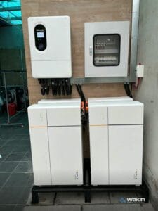 Inverter và tủ pin lưu trữ điện mặt trời Wakin lắp đặt trong nhà