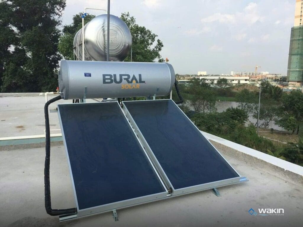 Máy nước nóng năng lượng mặt trời Bural tấm phẳng lắp trên mái nhà do Wakin thi công
