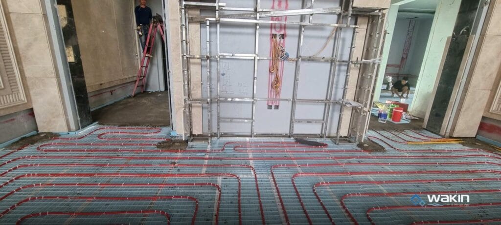 Ống sưởi sàn được rải theo vòng trên lớp cách nhiệt trước khi đổ vữa, công trình Wakin thi công