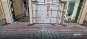 Ống sưởi sàn được rải theo vòng trên lớp cách nhiệt trước khi đổ vữa, công trình Wakin thi công