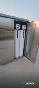 Hệ lọc tổng Clack đặt trong tủ inox trên sân thượng nhà phố do Wakin lắp đặt