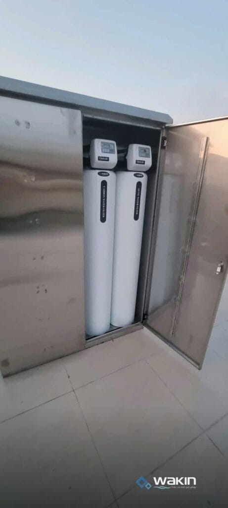 Hệ lọc tổng Clack đặt trong tủ inox trên sân thượng nhà phố do Wakin lắp đặt
