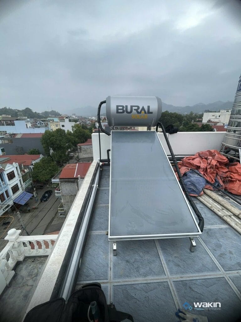 Máy nước nóng năng lượng mặt trời Bural đặt trên sân thượng nhà phố do Wakin lắp đặt